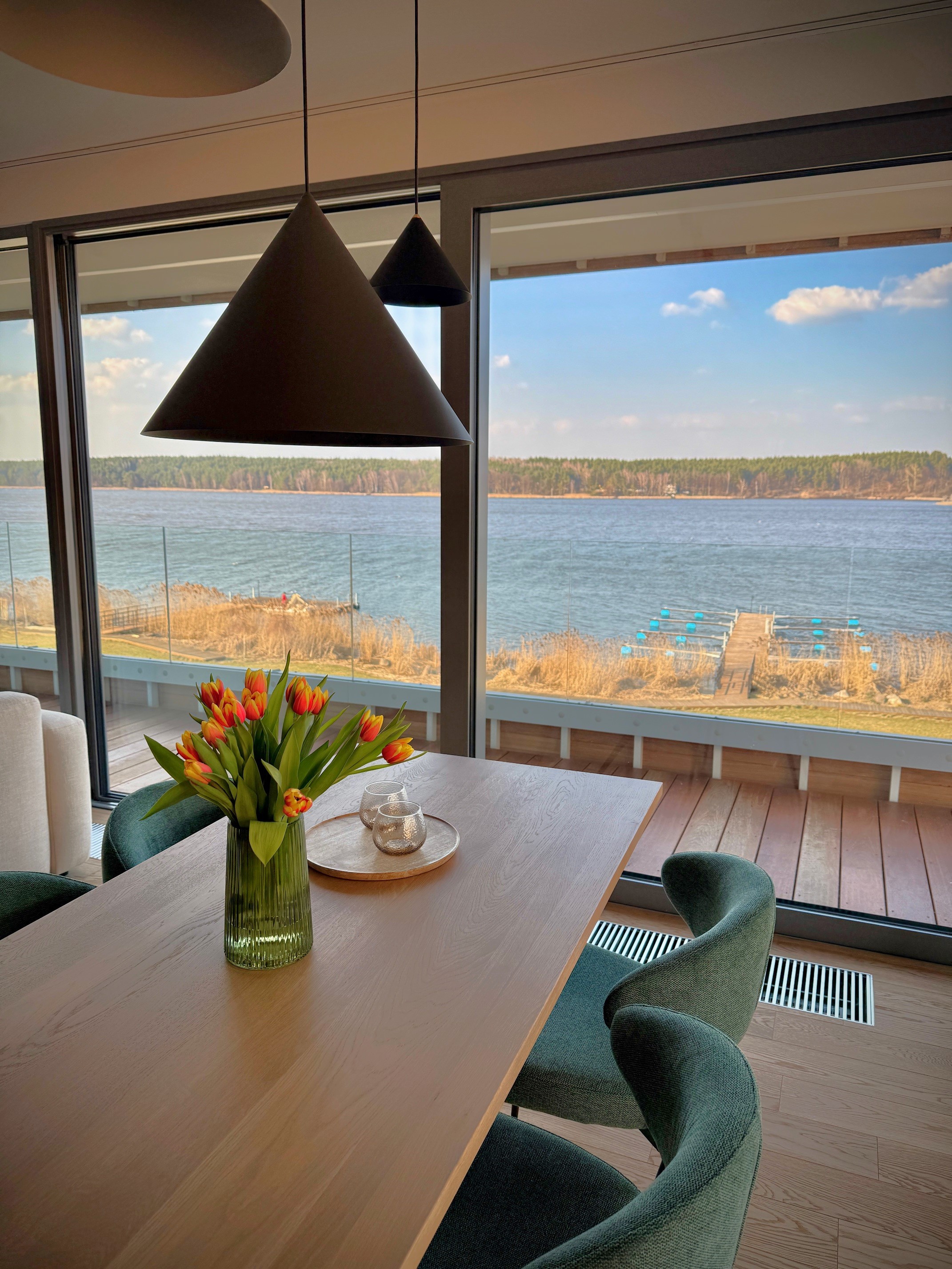 Z widokiem na wodę. Jak projektujemy przestrzenie w Riva Zegrze